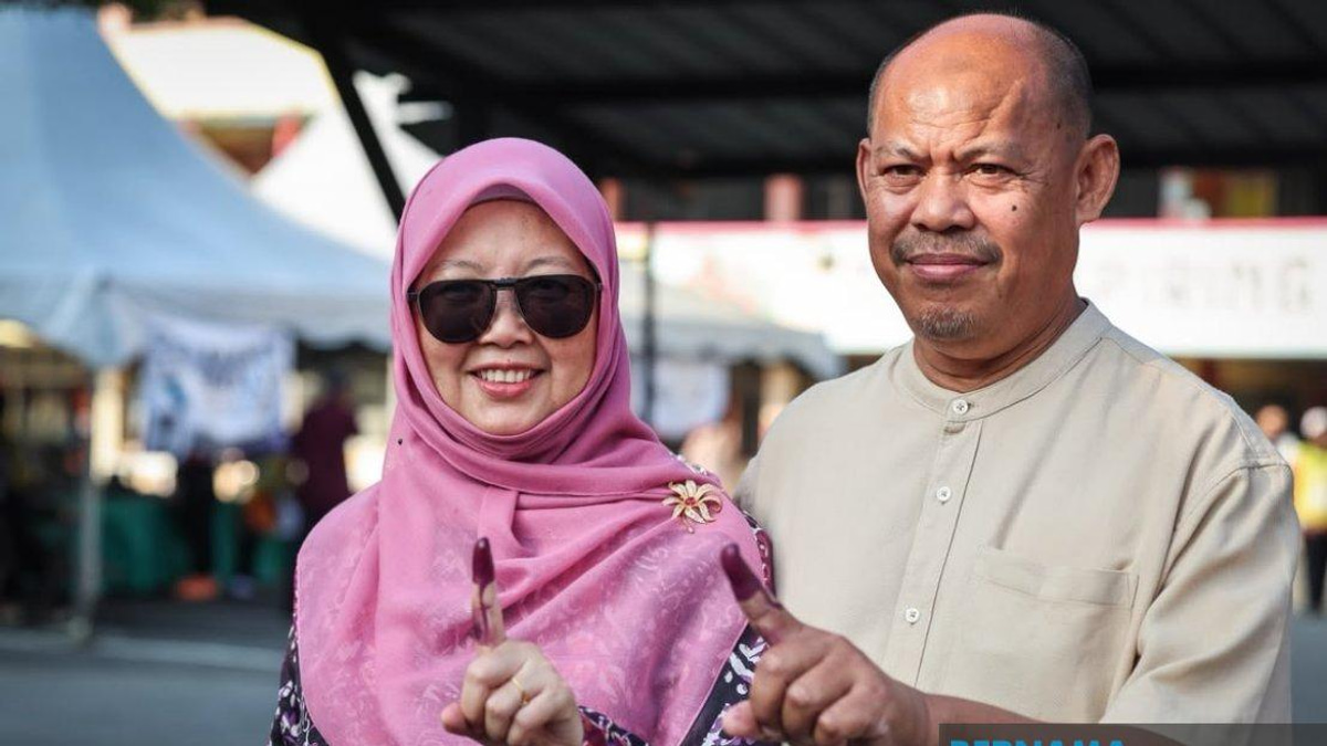 Senior Johor Politicians Cast Early Votes in State Election