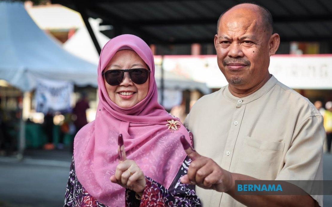 Senior Johor Politicians Cast Early Votes in State Election