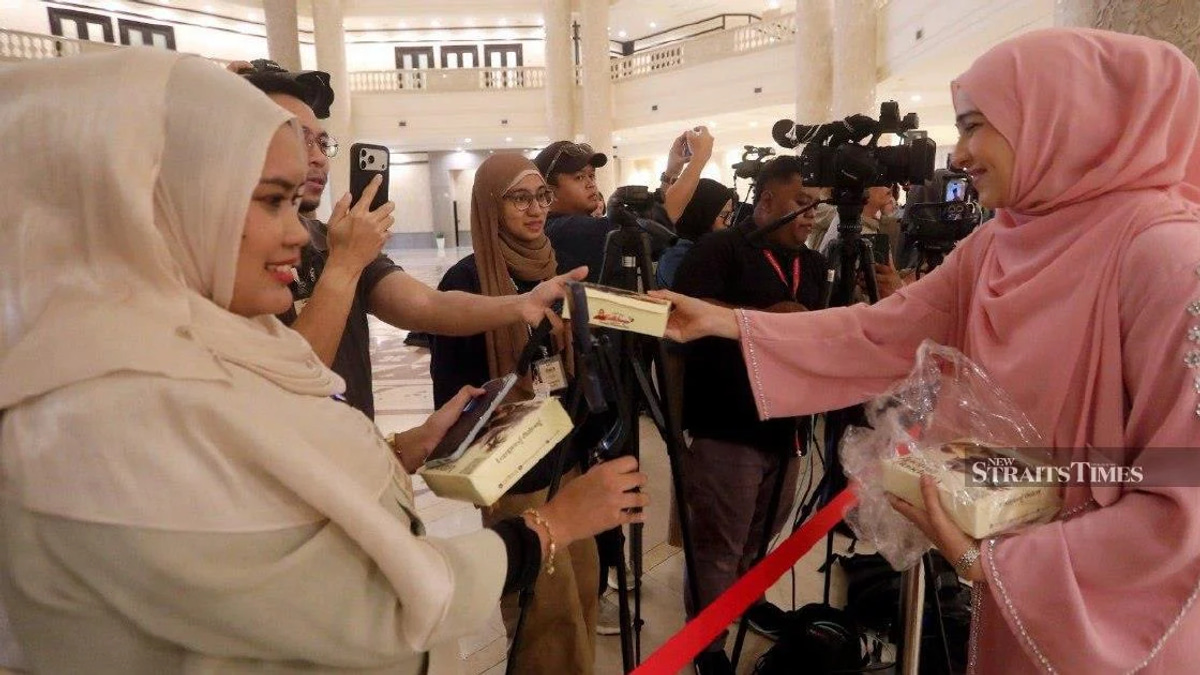 Syed Saddiq Hosts Media, Backers to Breakfast Spread Outside Federal Court