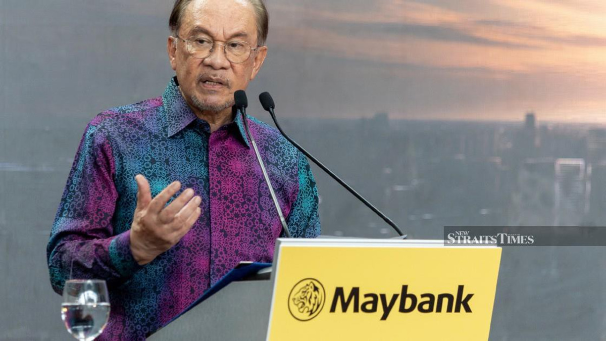 PM Anwar praises Maybank's rise as a regional banking powerhouse