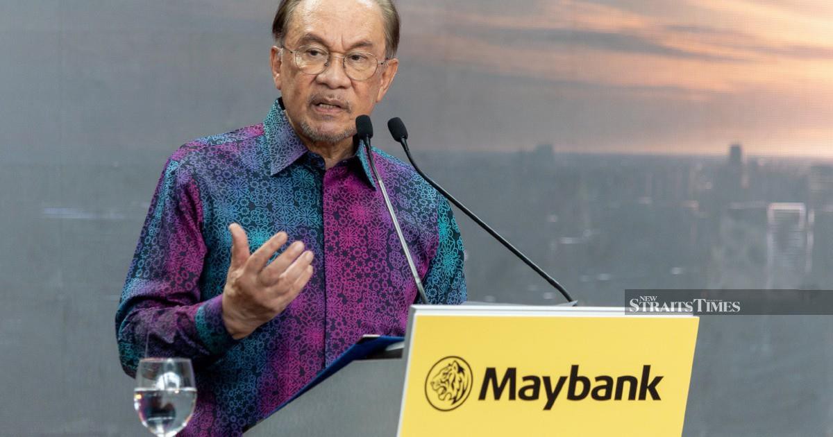 PM Anwar praises Maybank's rise as a regional banking powerhouse