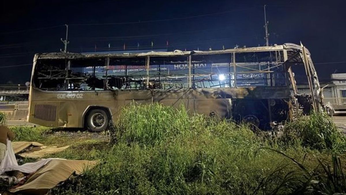 Seven killed as sleeper bus erupts in flames on Vietnam highway