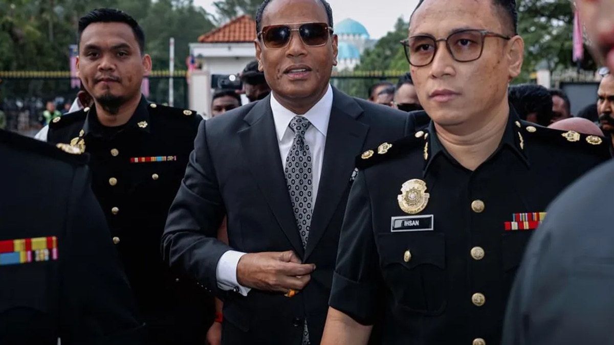 Former HR Minister Saravanan Arrives at Court in Neat Appearance