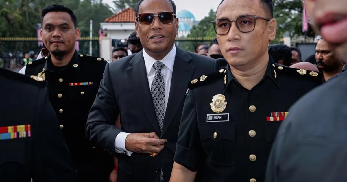 Former HR Minister Saravanan Arrives at Court in Neat Appearance