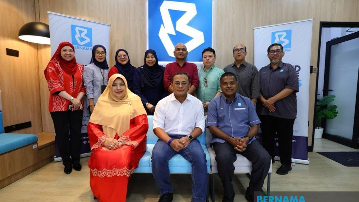 Selangor MB Tours Bernama's Election Command Centre Ahead of Negeri Sembilan Polls