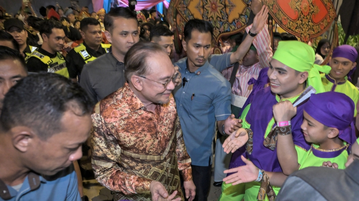 Anwar Calls for Rapid Execution of Felda Schemes as Settler Discontent Mounts