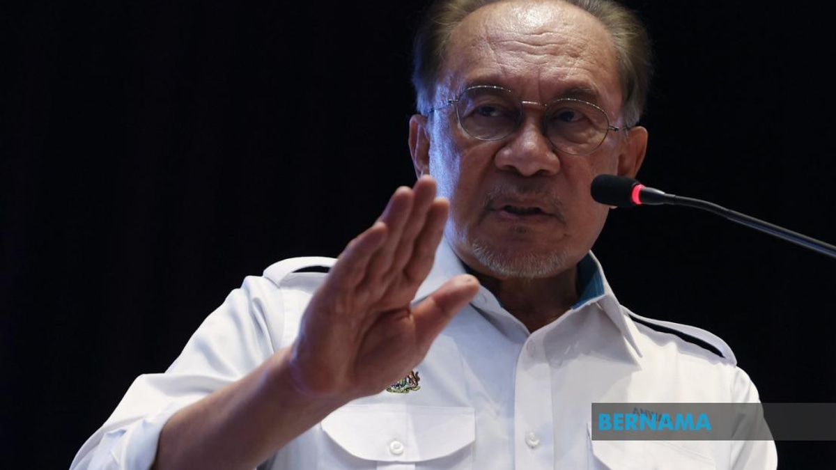 Anwar Urges Political Parties to Shield Royal Institutions From Electoral Disputes