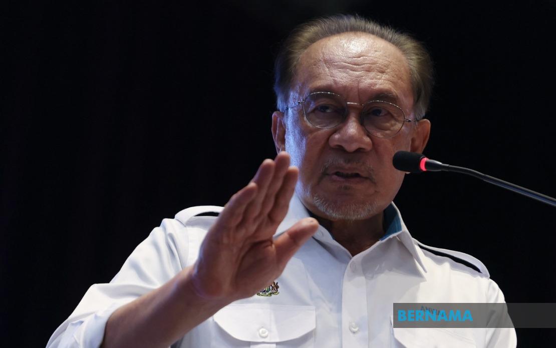 Anwar Urges Political Parties to Shield Royal Institutions From Electoral Disputes