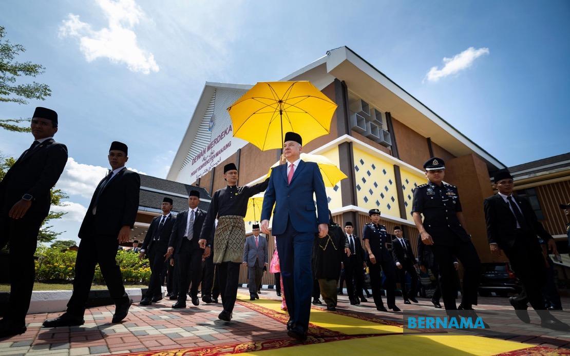 Sultan Nazrin Opens Manjung's New Merdeka Hall, Marking 25 Years of Municipal Council