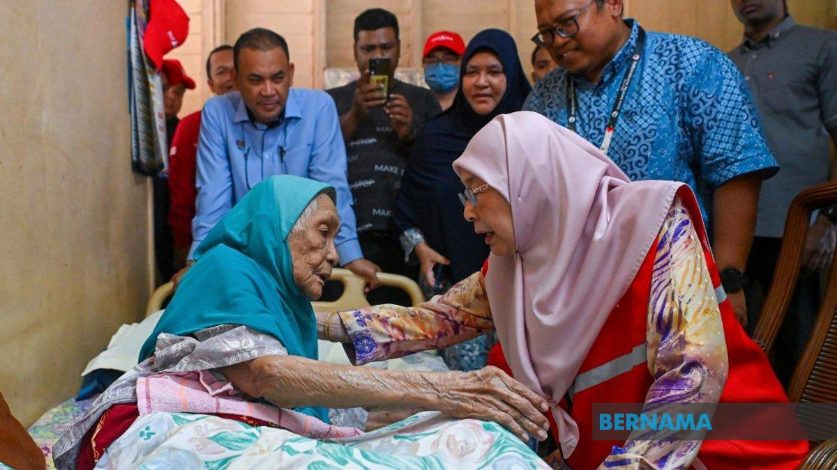 PM's Wife Dr Wan Azizah Extends Aid to Elderly and Vulnerable Families in Kuala Pilah