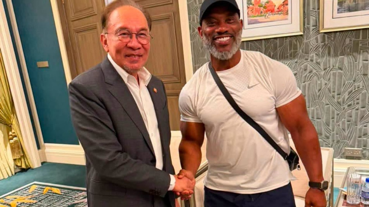 PM Anwar Ibrahim Meets Bodybuilding Icon Dexter Jackson, Shares Gym Motivation