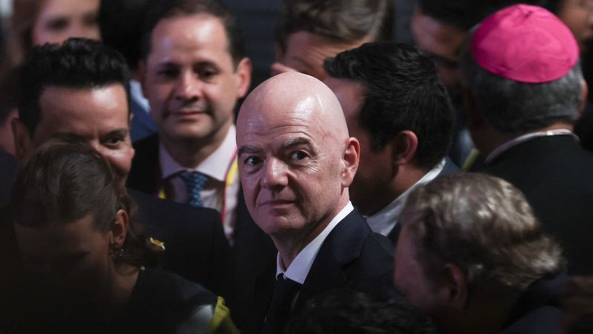 Soccer's Major Confederations Consider No-Confidence Vote to Remove FIFA President Infantino