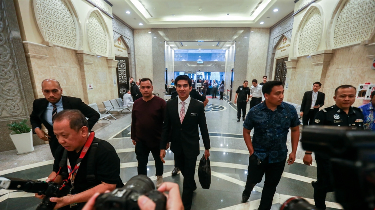 Syed Saddiq awaits Federal Court ruling on money-laundering charges as supporters gather