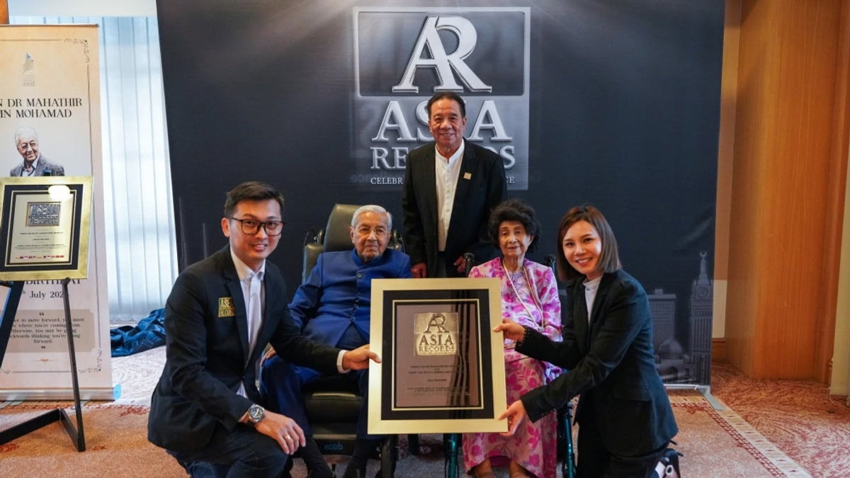 Dr Mahathir and Dr Siti Hasmah Achieve Three Guinness Records as Centenarians