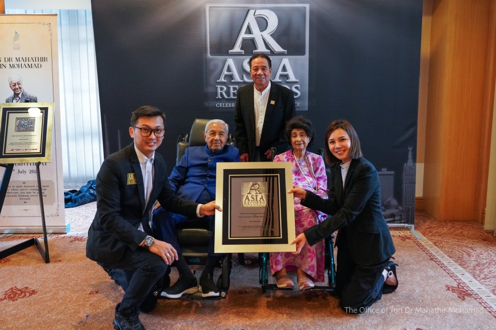 Dr Mahathir and Dr Siti Hasmah Achieve Three Guinness Records as Centenarians