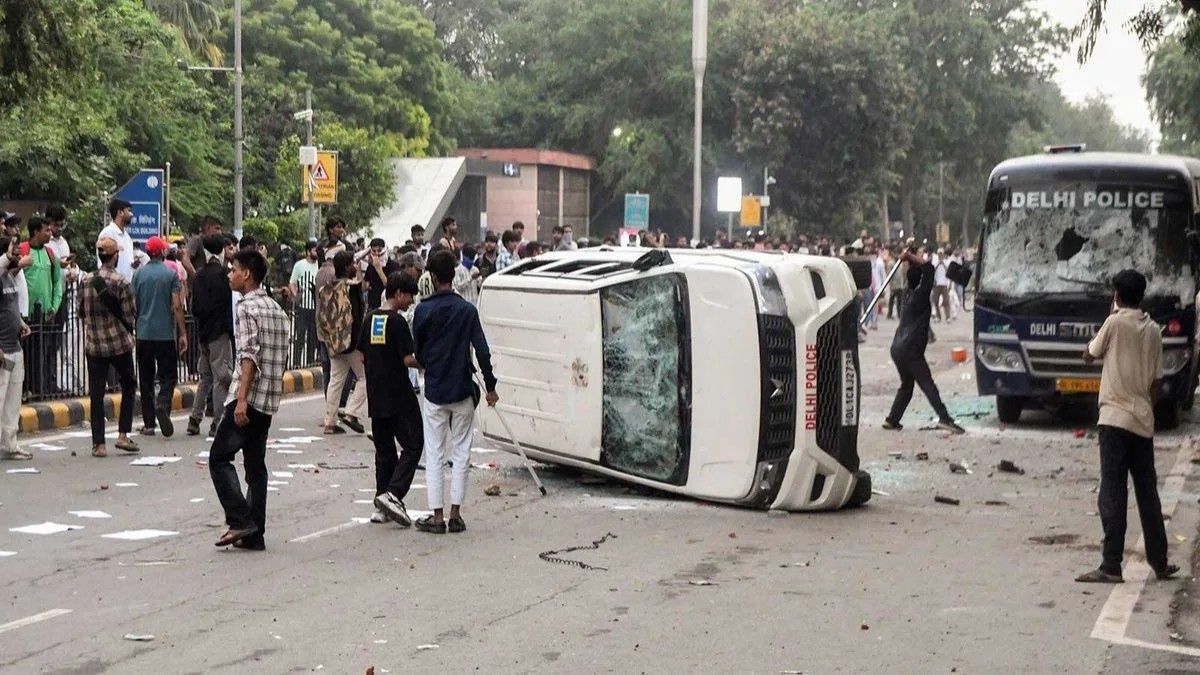Delhi police deny fresh clashes as 10 FIRs filed over CJP protest violence