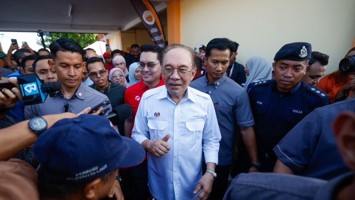 PM Anwar Ibrahim Successfully Undergoes Elective Surgery, Placed Under Close Medical Observation