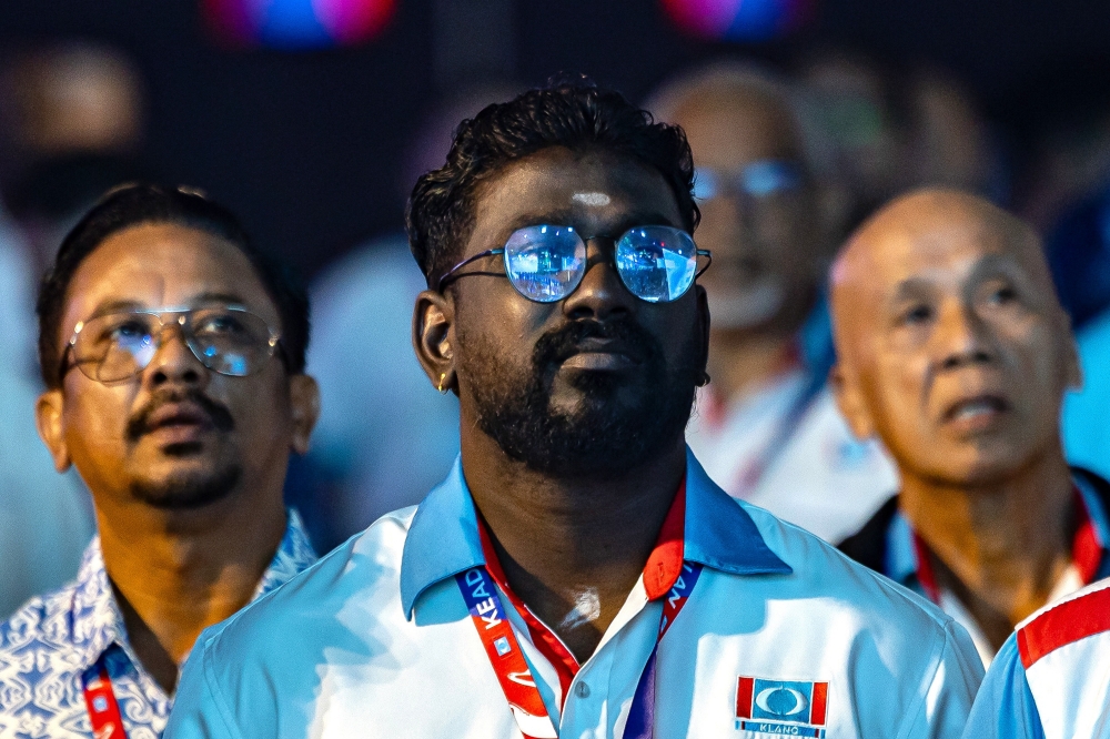 Anwar Extends Olive Branch to PKR Defectors as Party Faces Mounting Departures