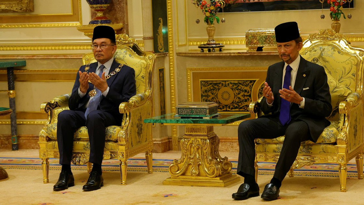 Anwar Ibrahim receives prestigious royal honour from Brunei Sultan