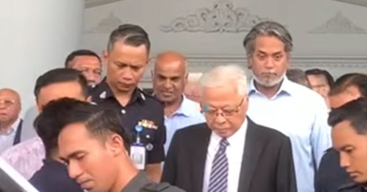 Khairy Jamaluddin Shows Support for Ismail Sabri at Court Hearing