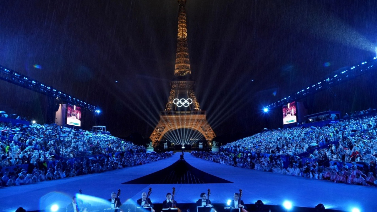 Eiffel Tower, Louvre Close Early as France Battles Dangerous Heatwave
