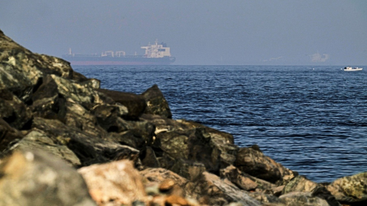 Iran and Oman Establish Temporary Shipping Route Through Strait of Hormuz