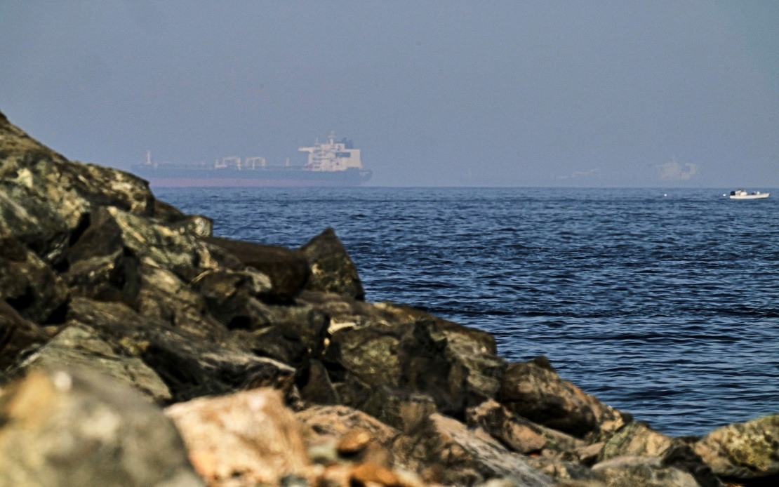 Iran and Oman Establish Temporary Shipping Route Through Strait of Hormuz