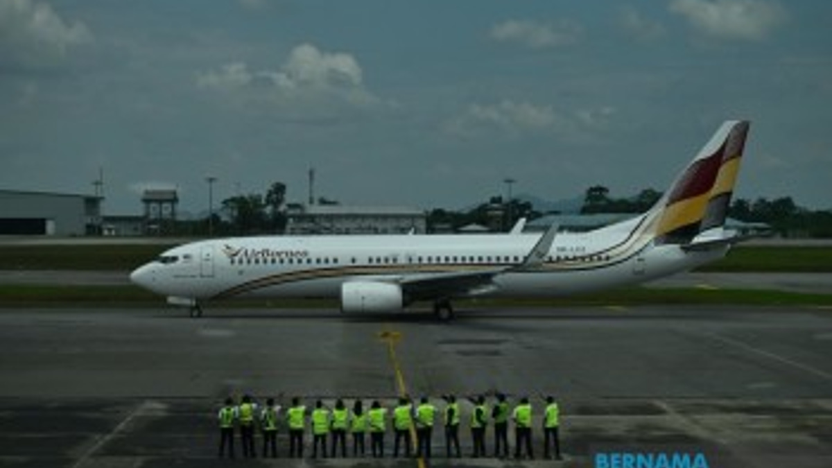 DPM Fadillah Receives AirBorneo's First Flight as Sarawak Airline Launches Commercial Operations