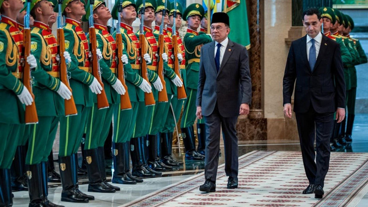 PM Anwar Receives Ceremonial Welcome in Turkmenistan on Historic First Visit