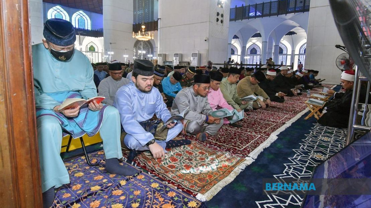 Selangor Sultan Leads Pre-Merdeka Religious Observance at Shah Alam Mosque