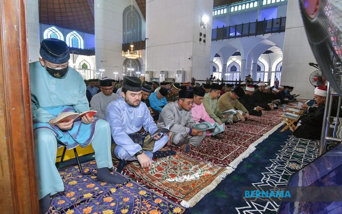 Selangor Sultan Leads Pre-Merdeka Religious Observance at Shah Alam Mosque