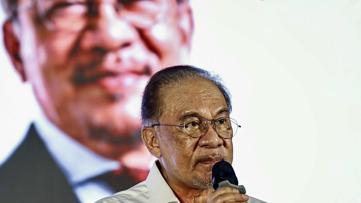 Anwar Awaits Briefing on Melaka DAP Rift as Pakatan Leadership Prepares Response