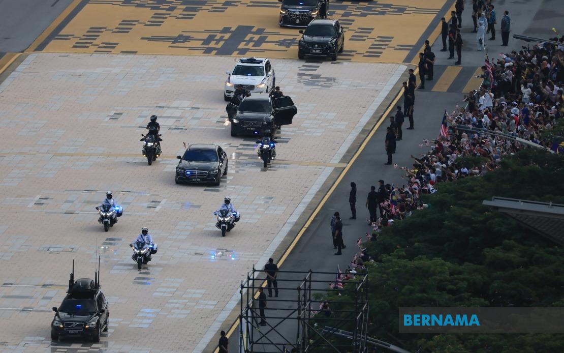 Anwar Leads Cabinet in 69th National Day Pageantry at Putrajaya
