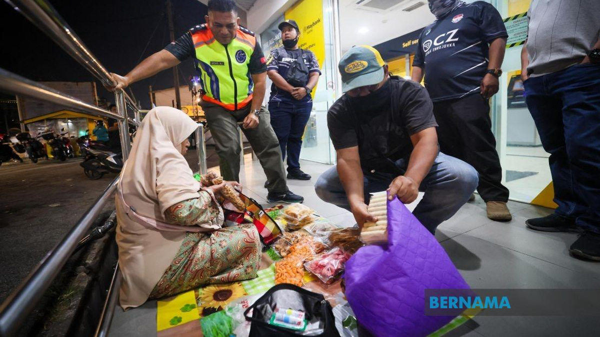 Three Thai Women Arrested in Kota Bharu for 'Sympathy Selling' Scam Outside ATMs