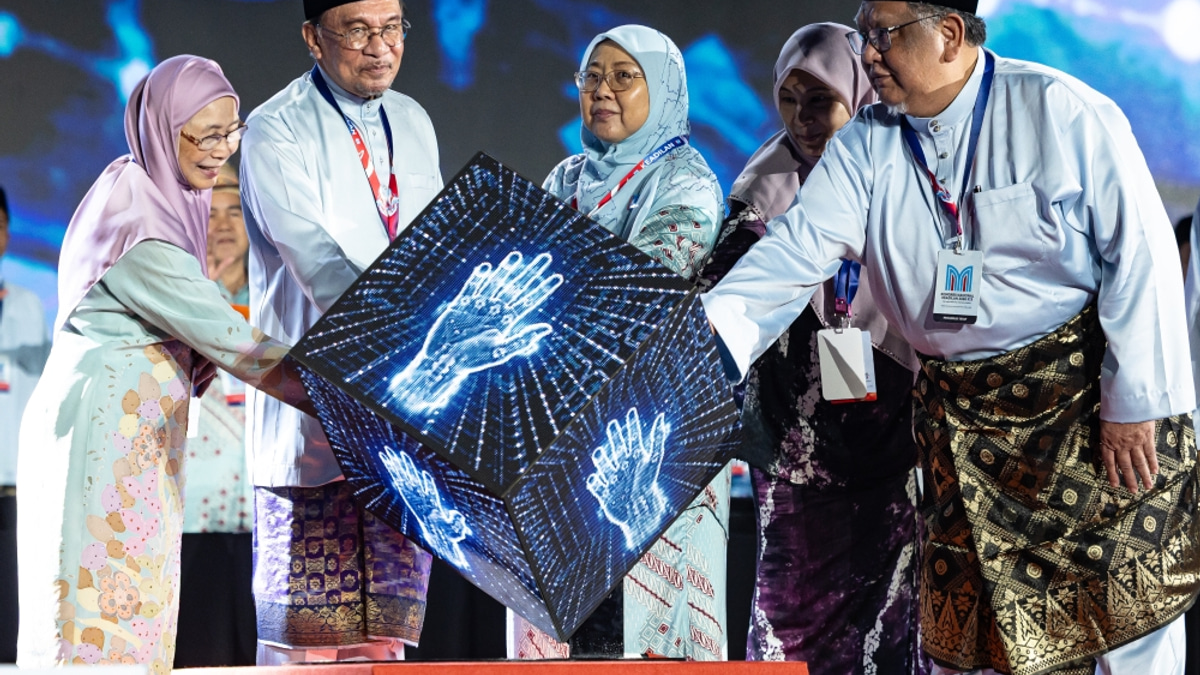 Anwar Defends Madani Government's Enhanced Funding for East Malaysia and Opposition States