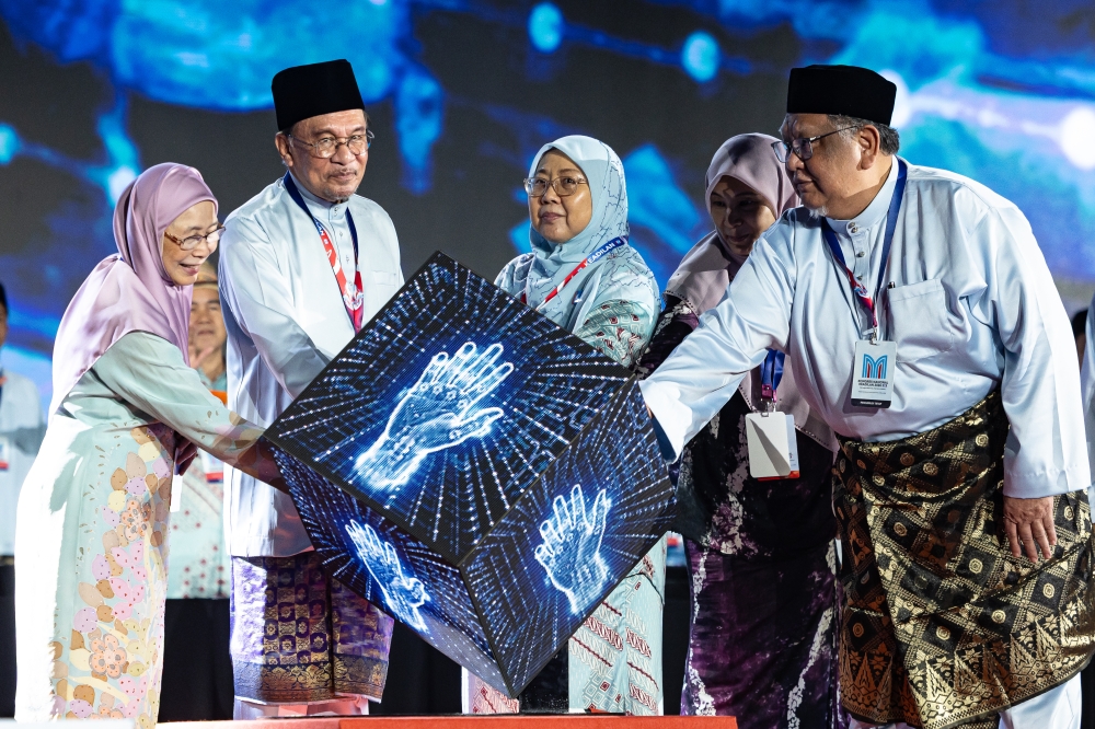 Anwar Defends Madani Government's Enhanced Funding for East Malaysia and Opposition States