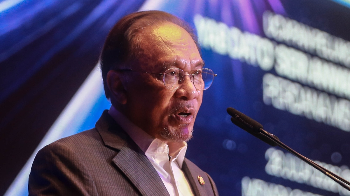 Anwar Makes Final Push for Negeri Sembilan Voters, Pledges Economic Stability Under Pakatan