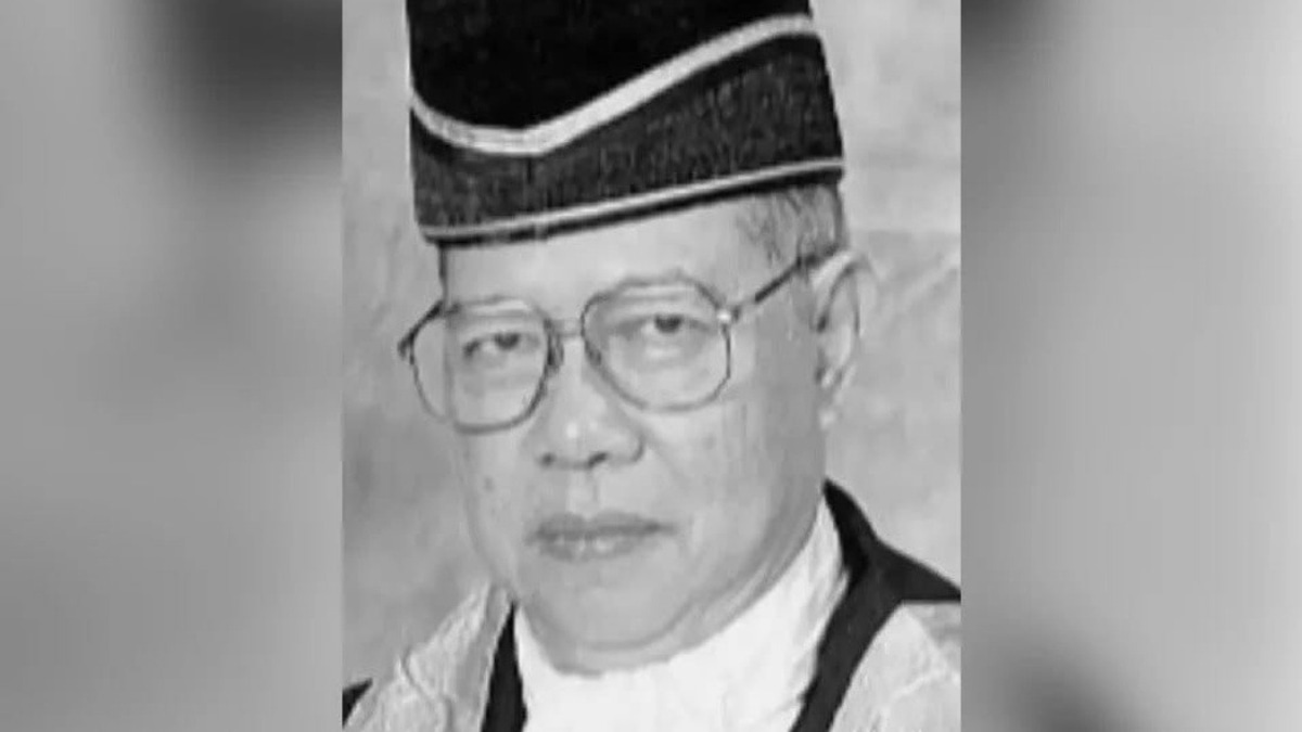 PM Anwar Pays Respects to Former Chief Justice Mohamed Eusoff Chin