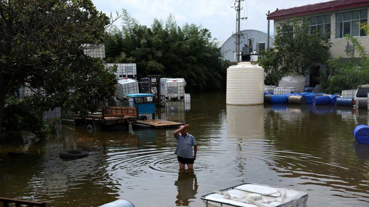 China Mobilizes Major Rescue Operation After Levee Collapses in Henan Amid Typhoon Dolphin Floods