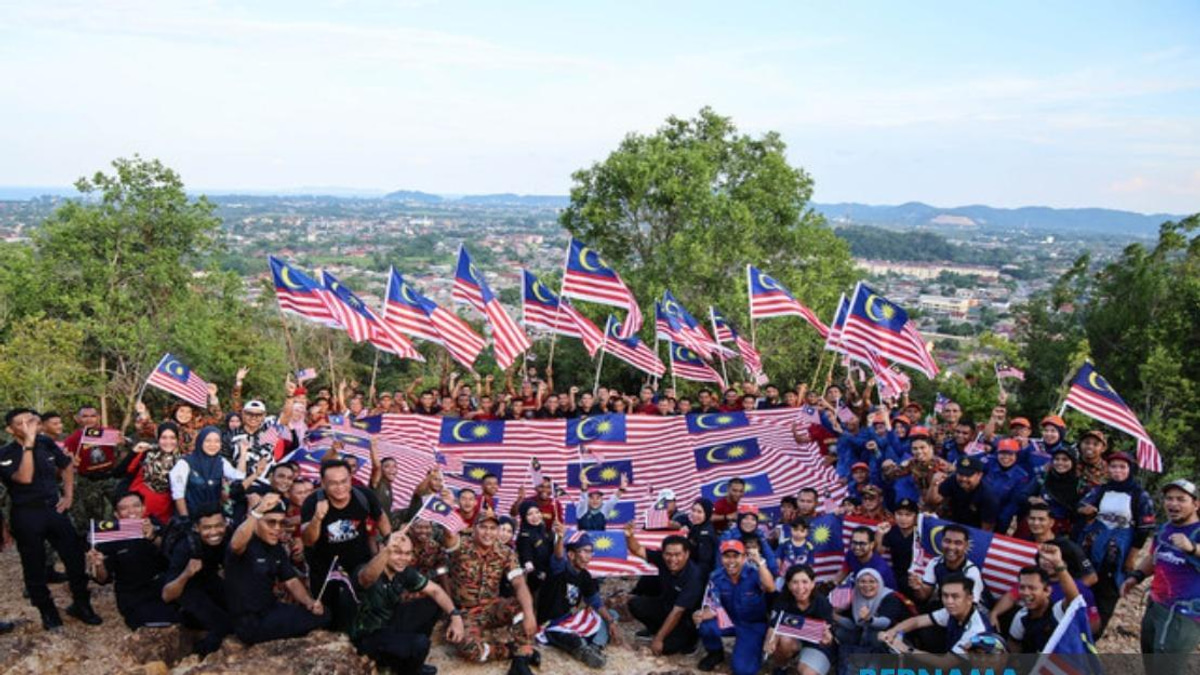300 Uniformed Personnel and Media Staff Scale Summit in Terengganu Patriotic Hike