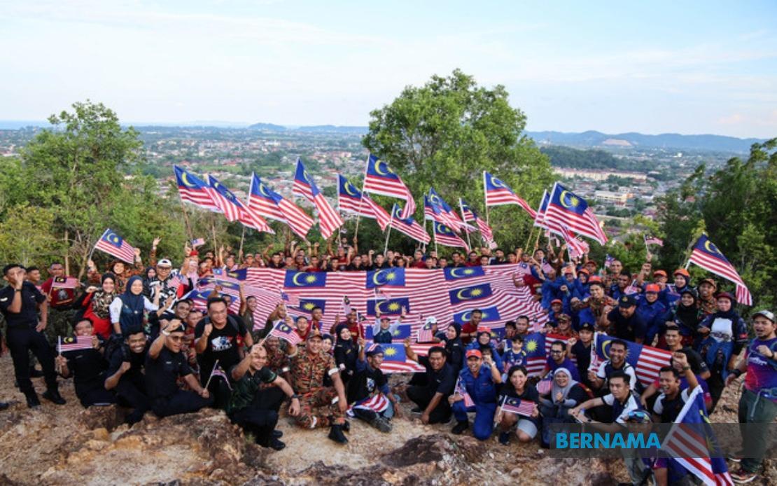 300 Uniformed Personnel and Media Staff Scale Summit in Terengganu Patriotic Hike