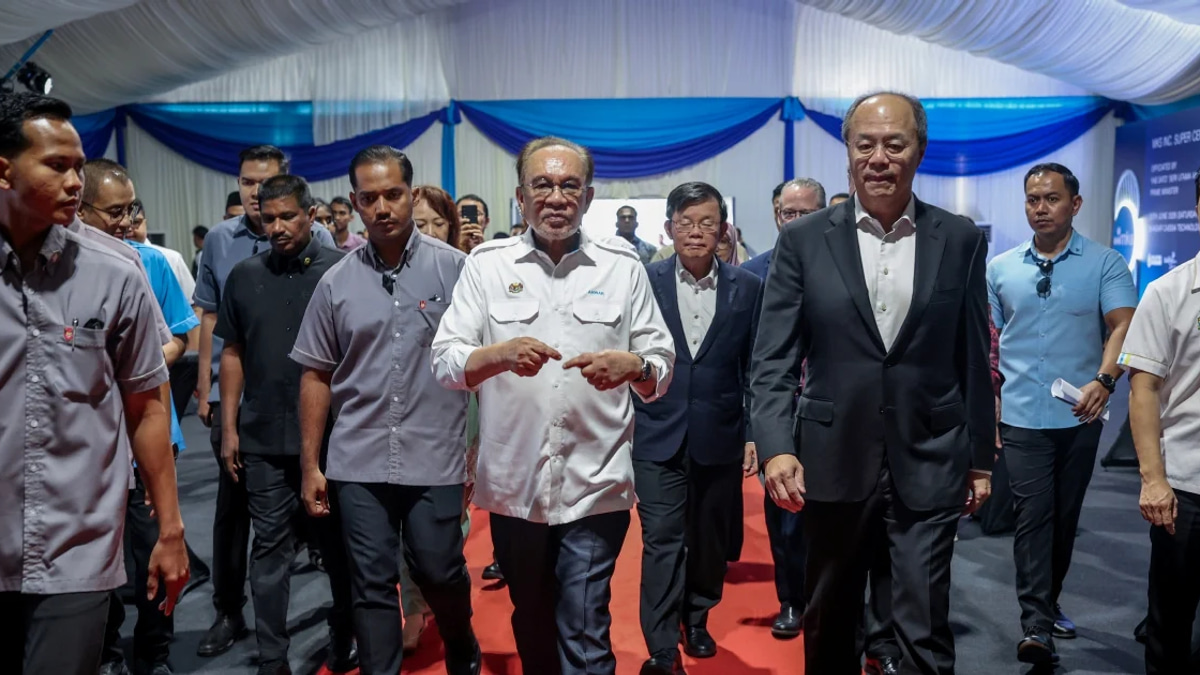 Malaysia's Balancing Act with Global Powers Attracts International Investment, Says Anwar