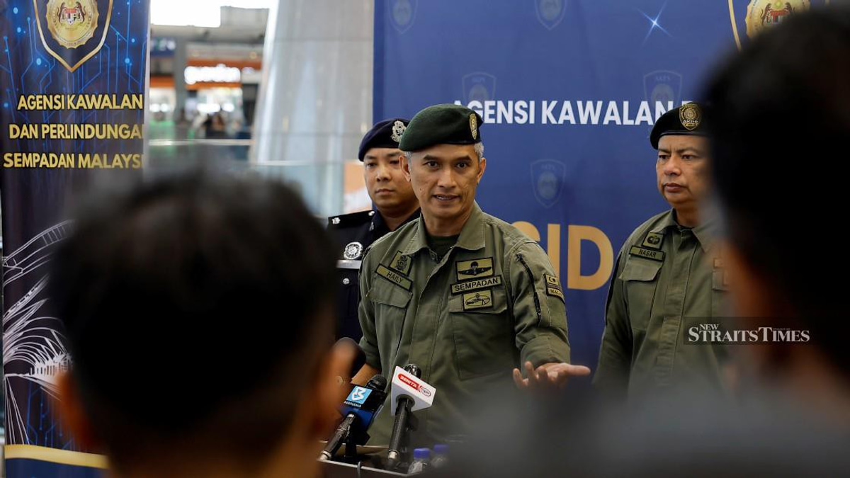 Malaysia Airlines pilot's baggage cleared by airport security provider, not border agency