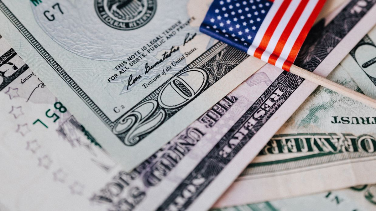 Dollar Tumbles on Weak US Jobs Data as Fed Rate Hike Bets Cool