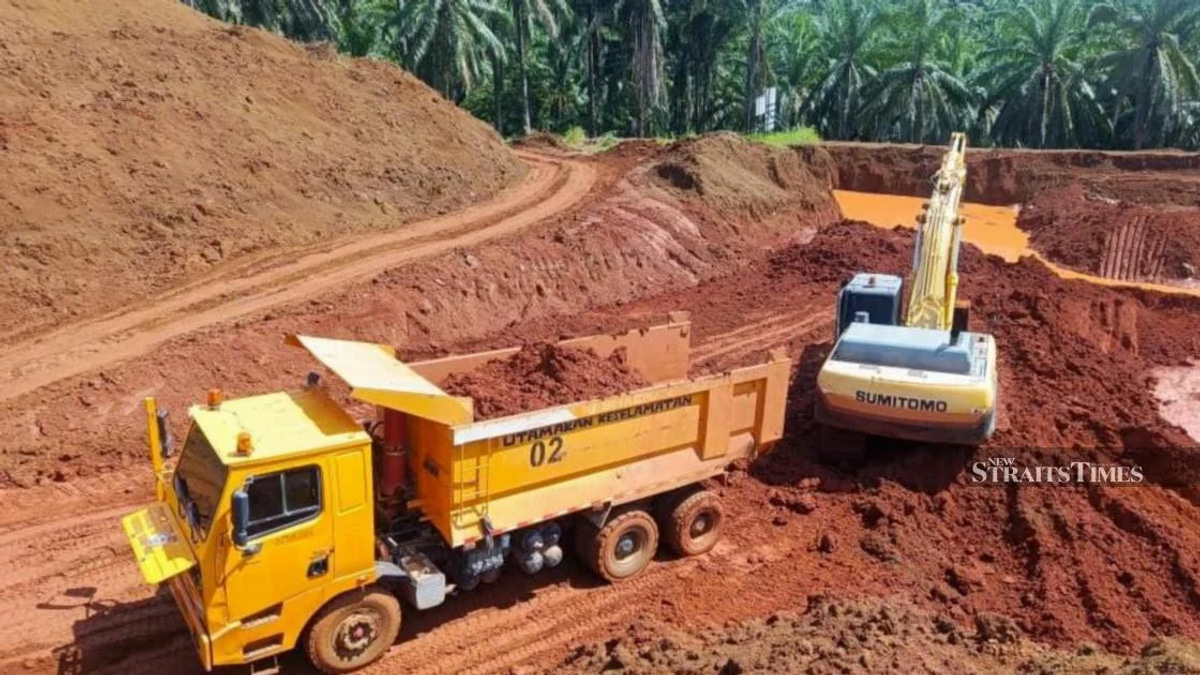 Two arrested for illegal silica sand operations in Terengganu; RM1.8 million in equipment seized