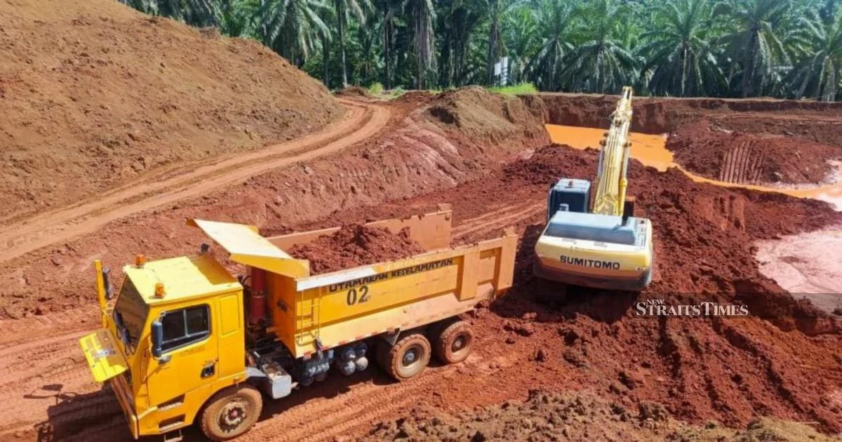 Two arrested for illegal silica sand operations in Terengganu; RM1.8 million in equipment seized