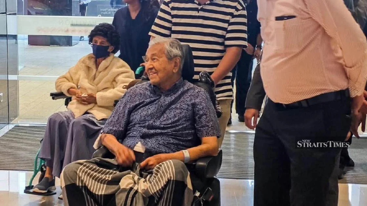 Anwar Celebrates Mahathir's Milestone 101st Birthday