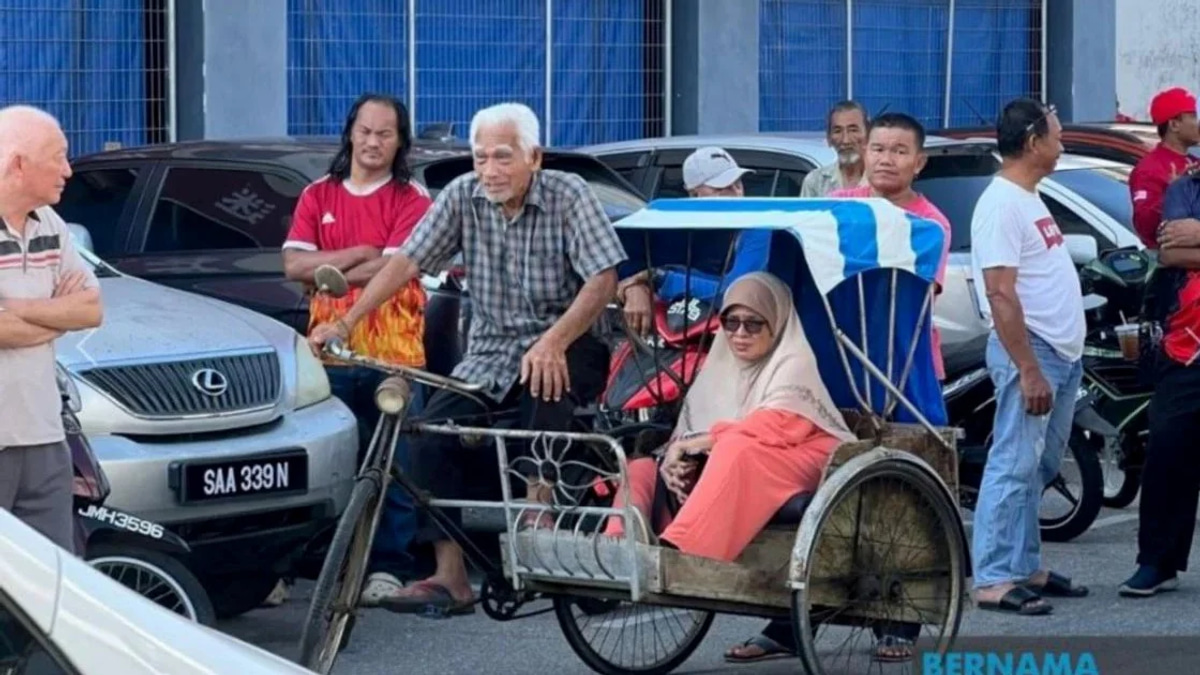Anwar Meets 86-Year-Old Trishaw Rider Who Cycled to Realise Wife's Dream