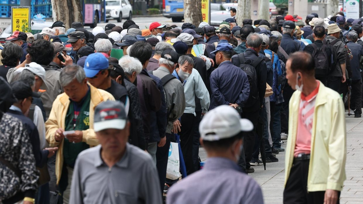 Seoul Weighs Cost of Free Bus Rides for Seniors as Elderly Population Swells