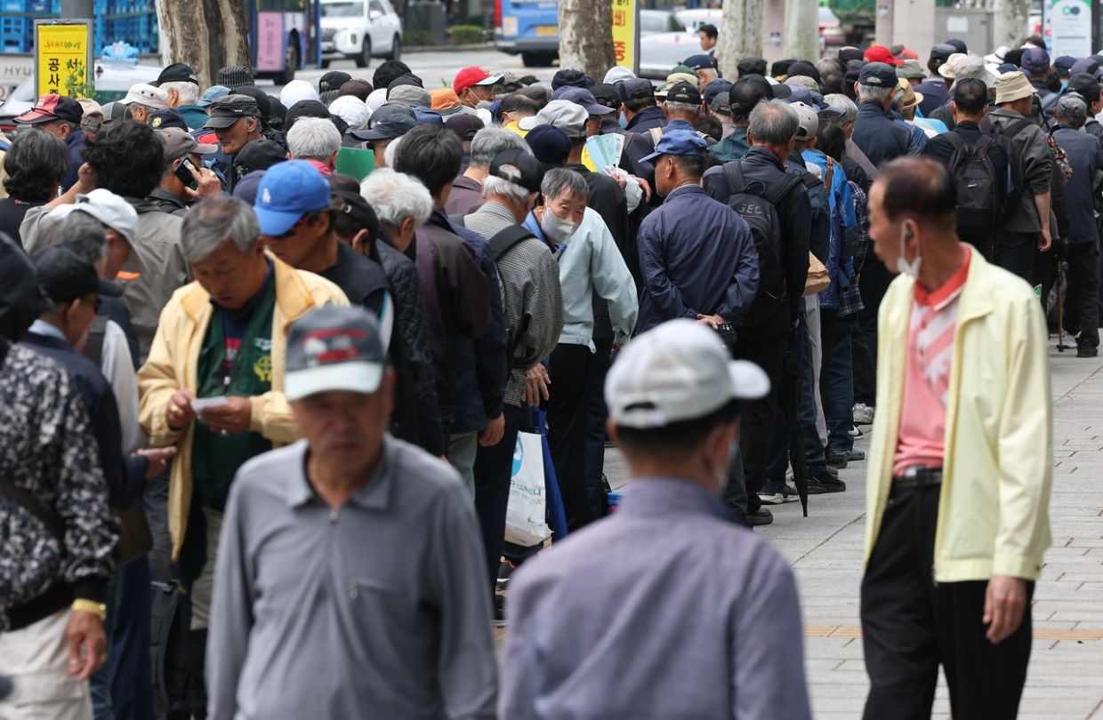 Seoul Weighs Cost of Free Bus Rides for Seniors as Elderly Population Swells